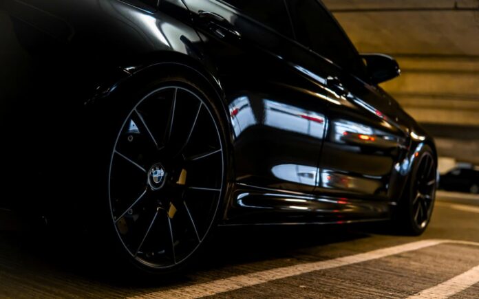 mobil sport hitam