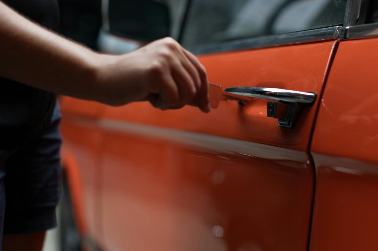 seseorang membuka pintu mobil
