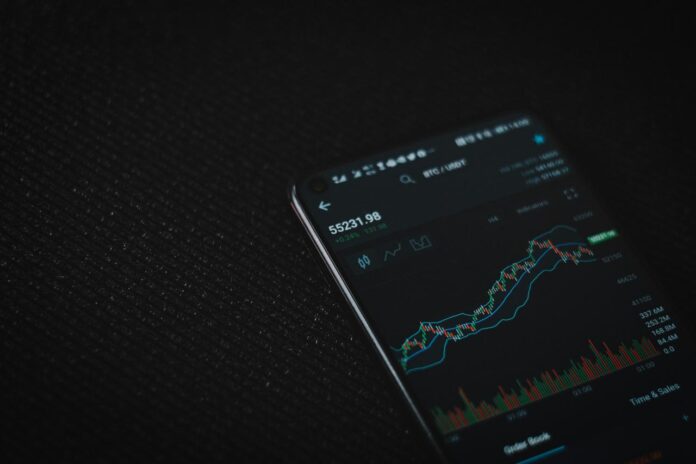 smartphone android hitam pada tekstil hitam