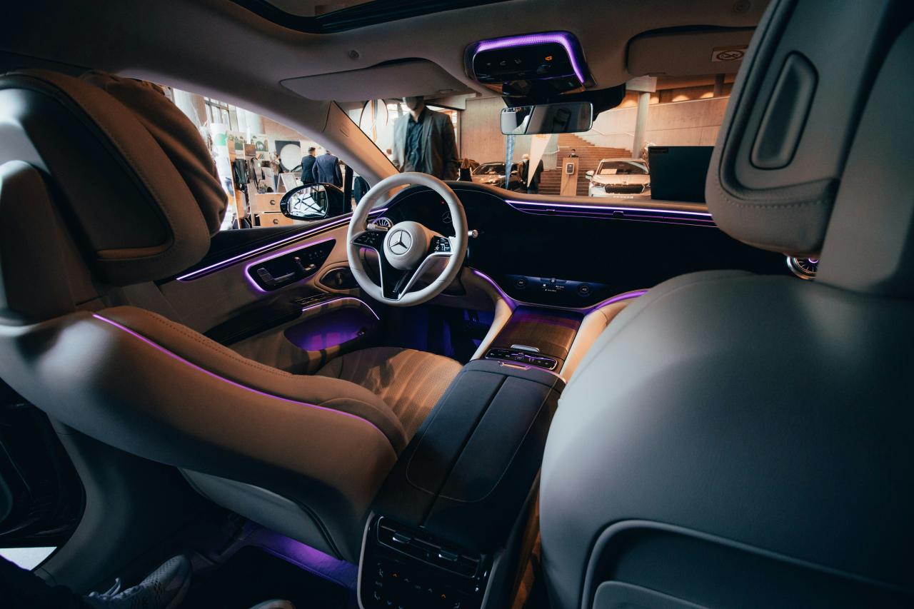 interior mobil dengan roda kemudi dan dasbor