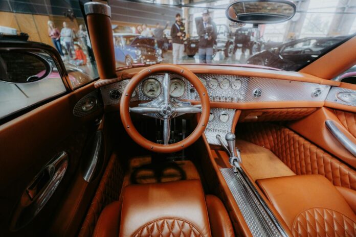 Interior mobil mewah dengan kulit coklat dan krom.