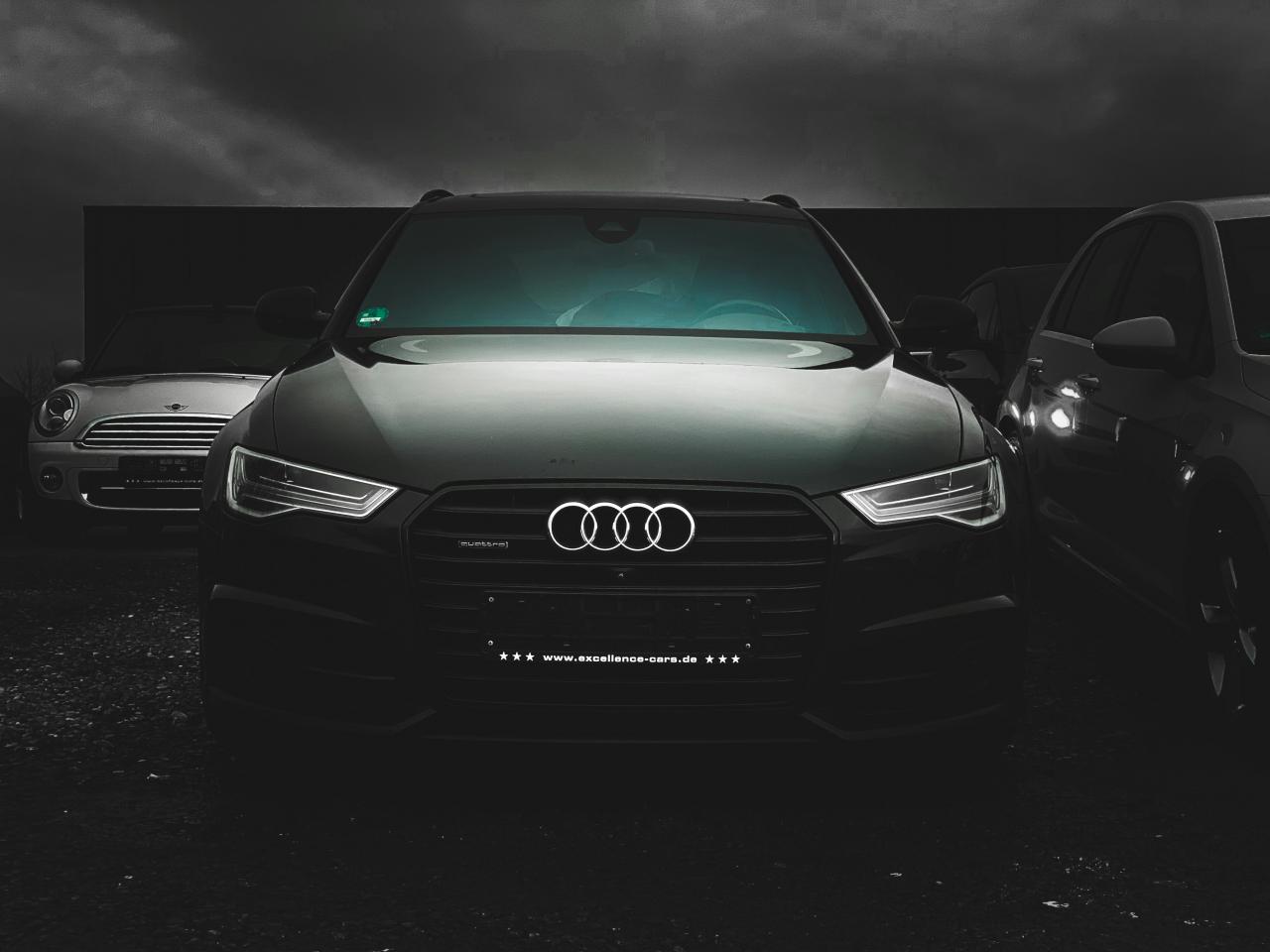 Mobil Audi Putih di Jalan