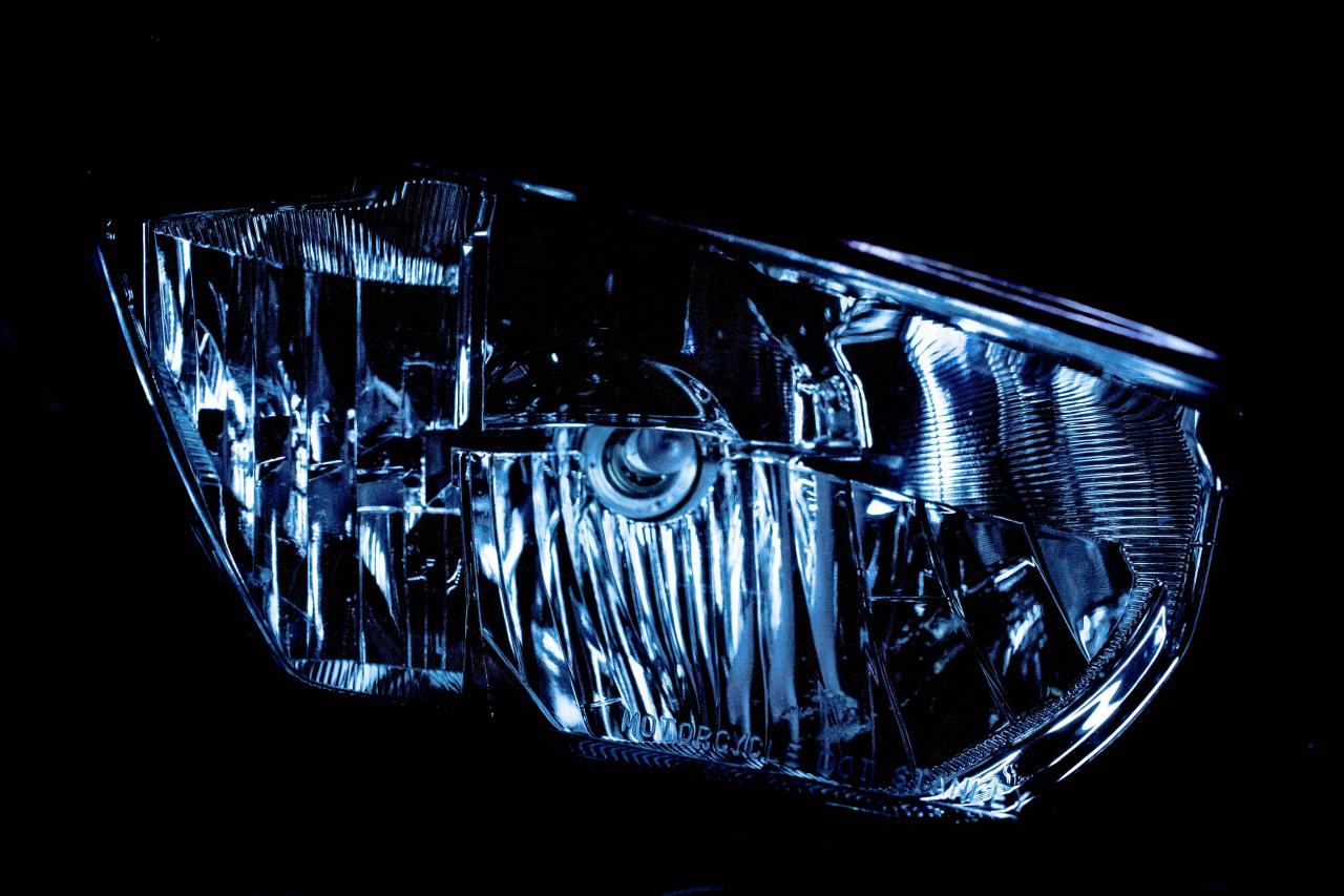 close-up lampu depan mobil dalam gelap