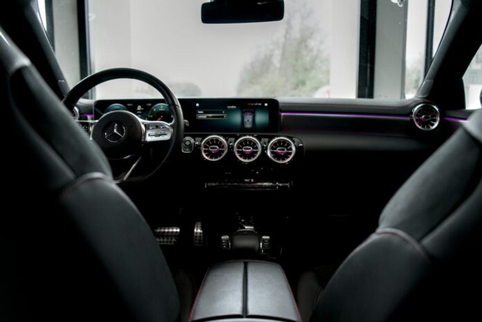 Interior mobil modern dengan dasbor dan kursi yang menyala