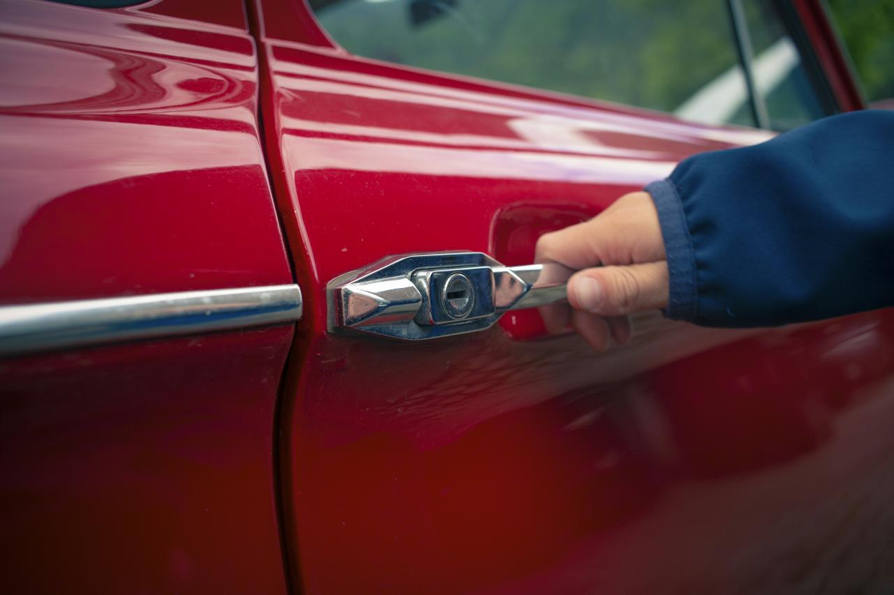 Orang yang Memegang Pintu Mobil
