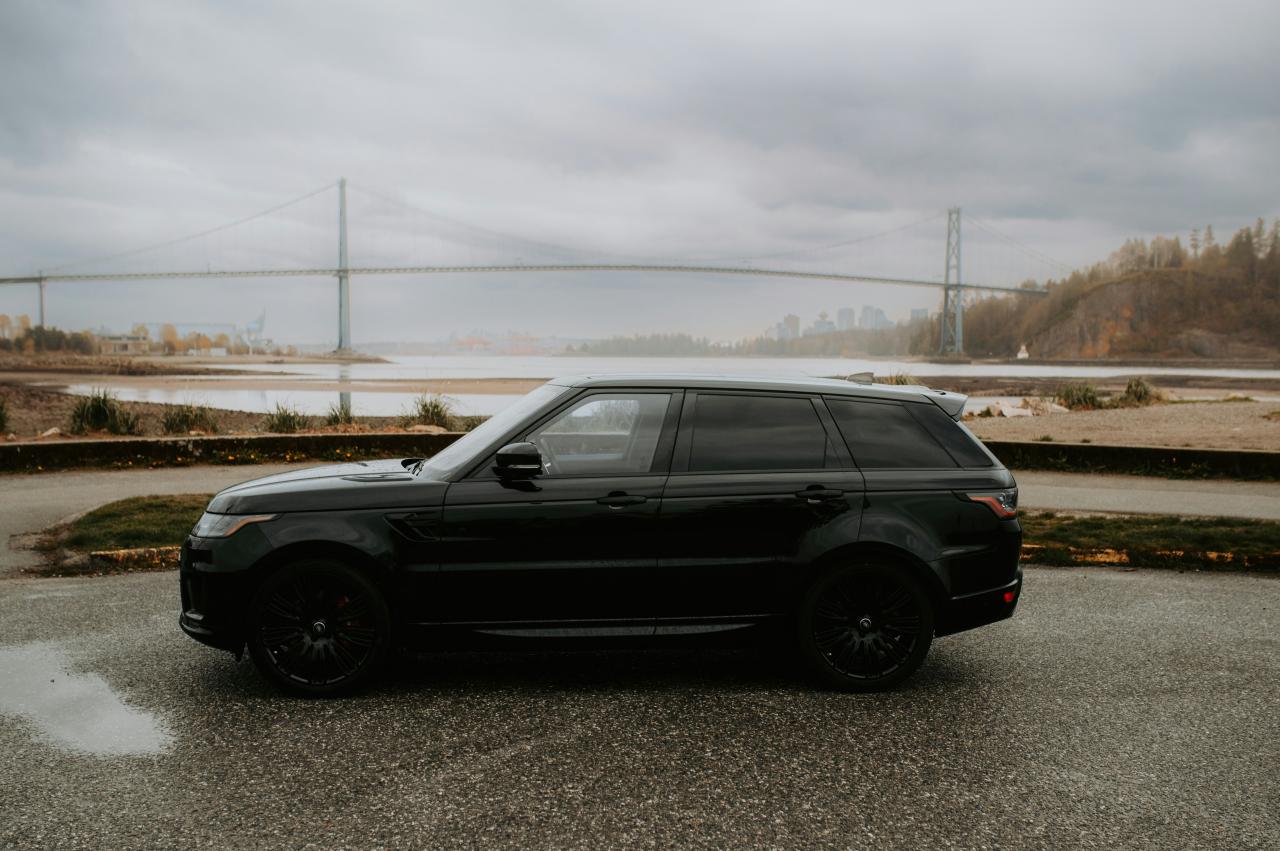 Sebuah Range Rover hitam diparkir di tempat parkir