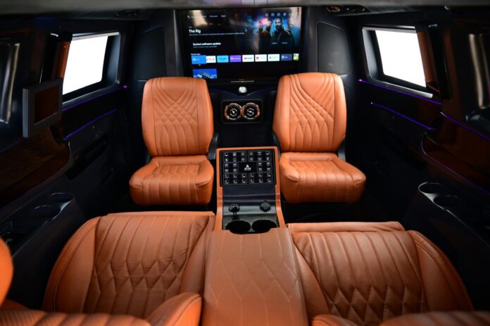 Interior mobil mewah dengan jok kulit