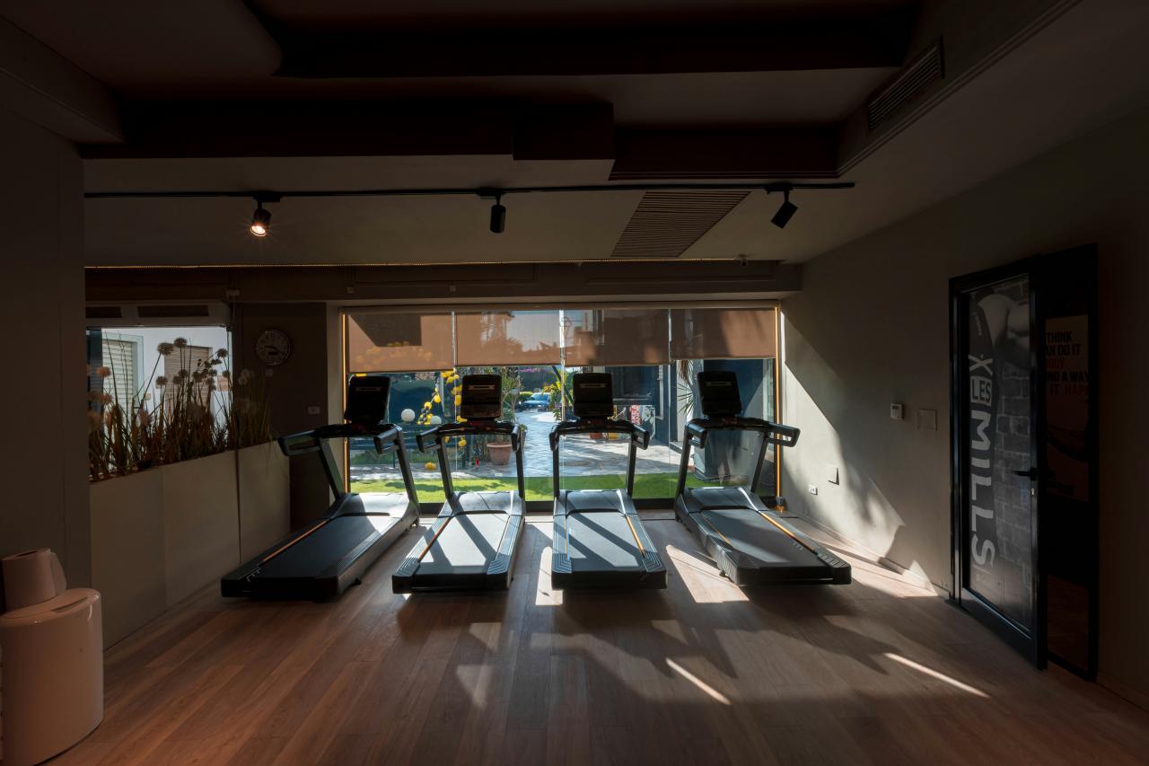 Kamar dengan treadmill dan jendela besar