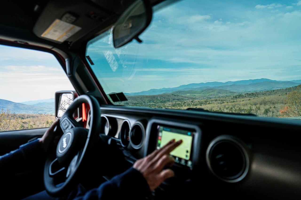 orang yang mengemudi mobil di siang hari
