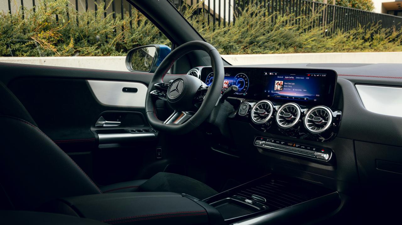 interior mobil dengan roda kemudi dan dasbor