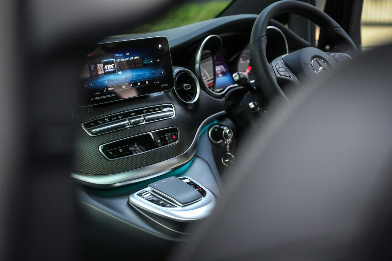 Tampilan dasbor interior mobil.