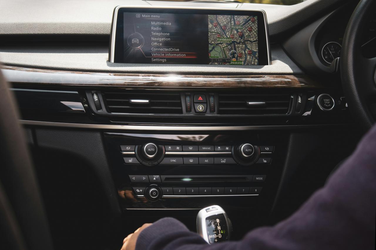 stereo mobil hitam dan perak