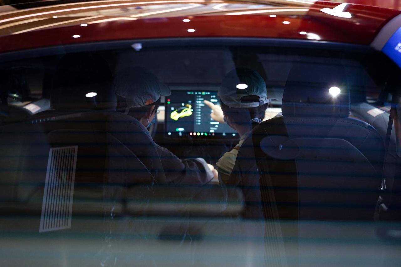Beberapa orang di dalam mobil