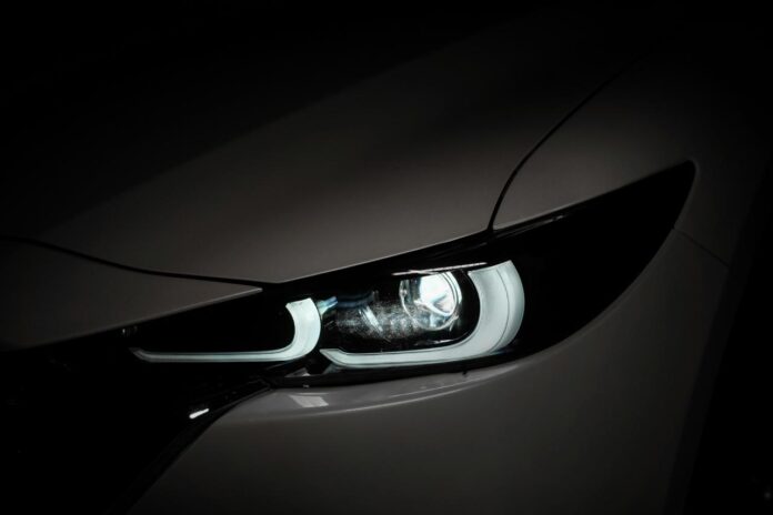 close-up lampu depan mobil