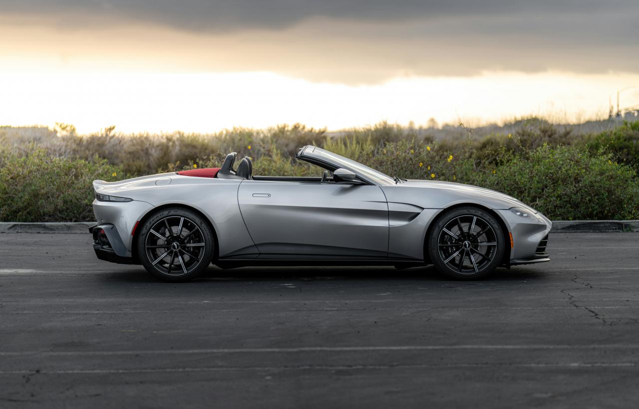 Coupe convertible abu-abu di jalan pada siang hari